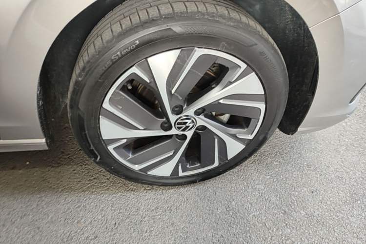 Used Volkswagen Bora 2024 300TSI DSG Prestige Edition Right Front Wheel Hub