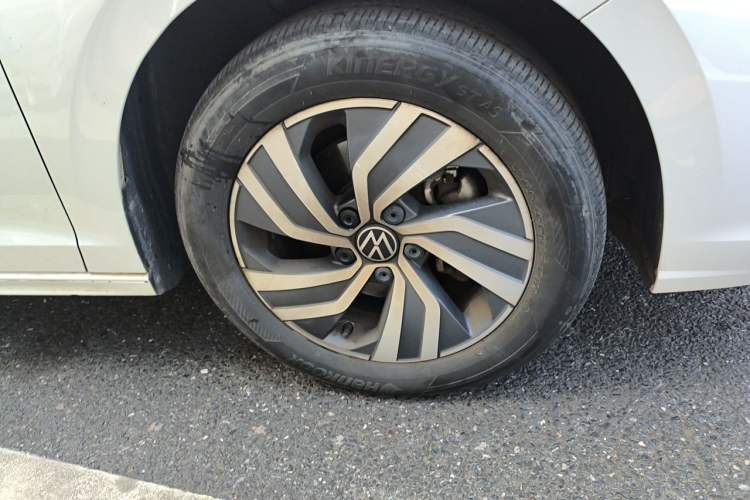 Used Volkswagen Bora 2024 280TSI DSG Comfort Edition Right Front Wheel Hub