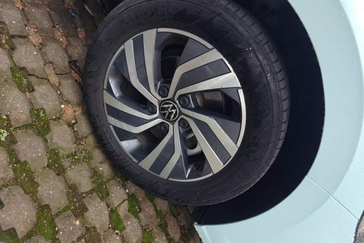 Used Volkswagen Bora 2024 280TSI DSG Comfort Edition Right Front Wheel Hub