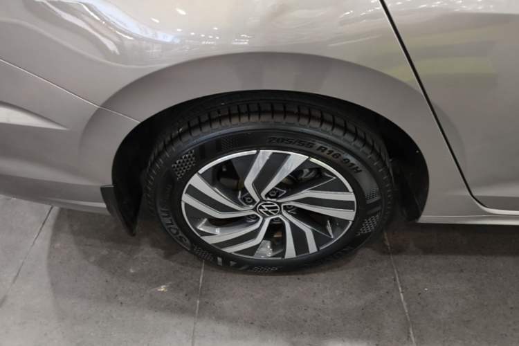 Used Volkswagen Bora 2025 280TSI DSG Comfort Edition Right Rear Wheel Hub