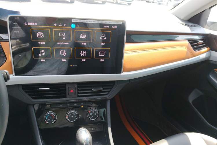 Used Volkswagen Bora 2025 Model, Facelifted 200TSI DSG Yuexing PRO Edition Audio And AC Panel