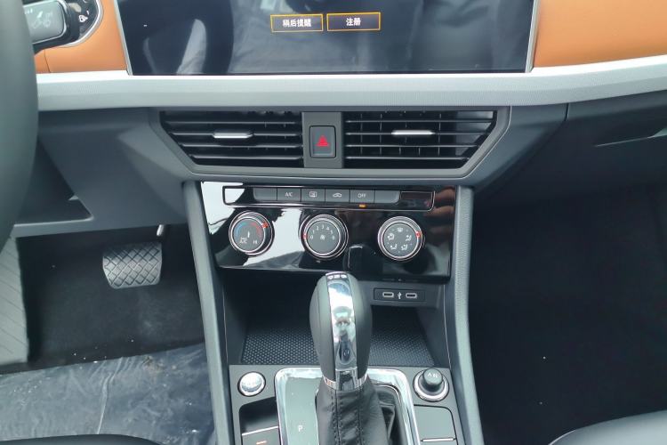 Used Volkswagen Bora 2025 280TSI DSG Comfort Edition Audio And AC Panel