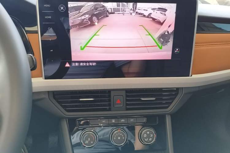 Used Volkswagen Bora 2025 Facelifted 200TSI DSG Yuexing Navigation Edition Audio And AC Panel