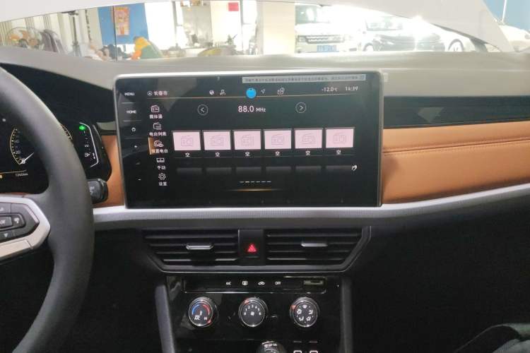 Used Volkswagen Bora 2025 Model, Facelifted 200TSI DSG Yuexing PRO Edition Audio And AC Panel