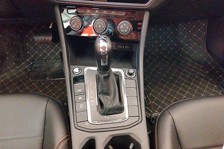 Used Volkswagen Bora 2025 Facelifted 200TSI DSG Yuexing Navigation Edition Gear Lever