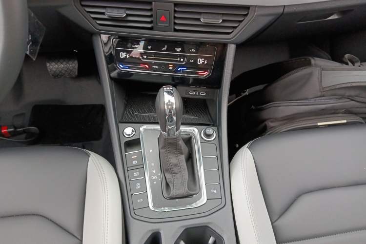Used Volkswagen Bora 2025 Model, Facelifted 300TSI DSG Zunxing Edition Gear Lever