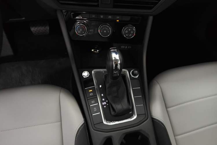 Used Volkswagen Bora 2025 Facelifted 200TSI DSG Yuexing Navigation Edition Gear Lever
