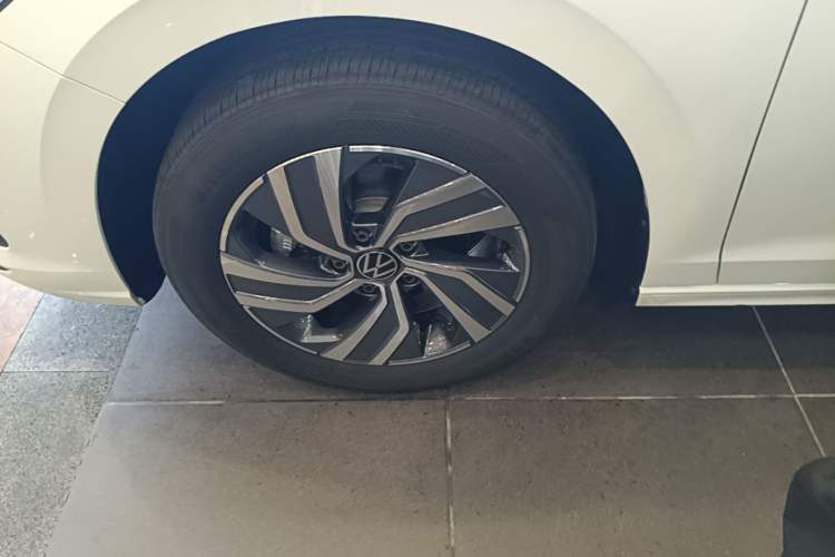 Used Volkswagen Bora 2025 Facelifted 200TSI DSG Yuexing Navigation Edition Left Front Wheel Hub