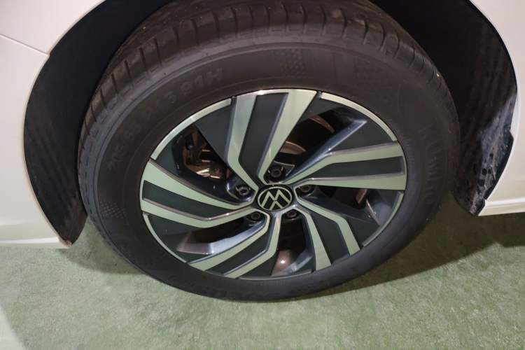 Used Volkswagen Bora 2025 Facelifted 200TSI DSG Yuexing Navigation Edition Left Front Wheel Hub