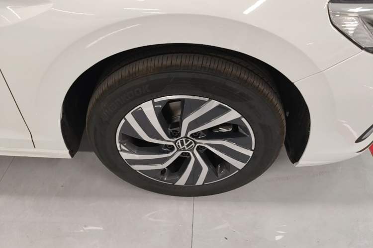 Used Volkswagen Bora 2025 Facelifted 200TSI DSG Yuexing Navigation Edition Right Front Wheel Hub