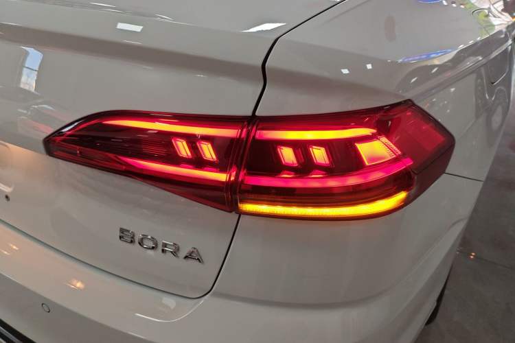 Used Volkswagen Bora 2025 Facelifted 200TSI DSG Yuexing Navigation Edition Right Rear Taillight