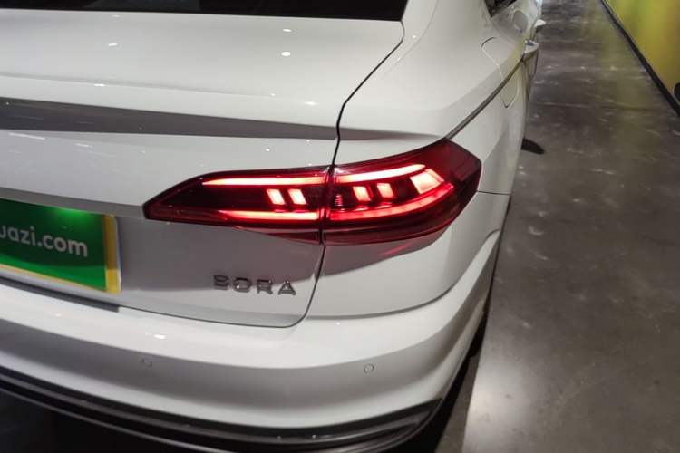Used Volkswagen Bora 2025 Model, Facelifted 200TSI DSG Yuexing PRO Edition Right Rear Taillight