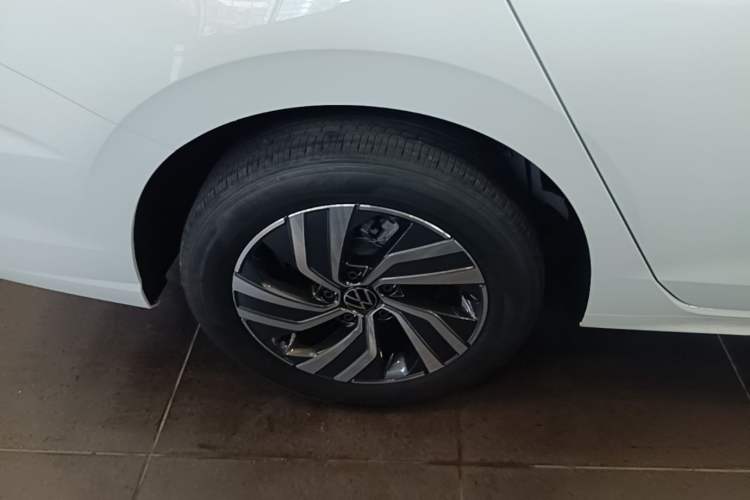 Used Volkswagen Bora 2025 Facelifted 200TSI DSG Yuexing Navigation Edition Right Rear Wheel Hub
