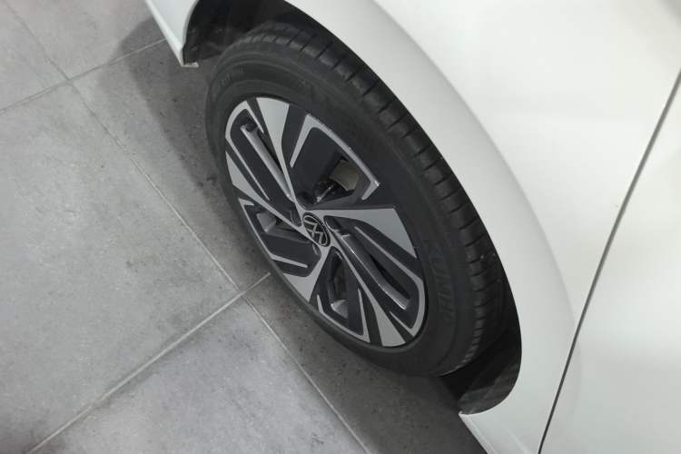 Used Volkswagen Bora 2025 300TSI DSG Prestige Edition Right Rear Wheel Hub