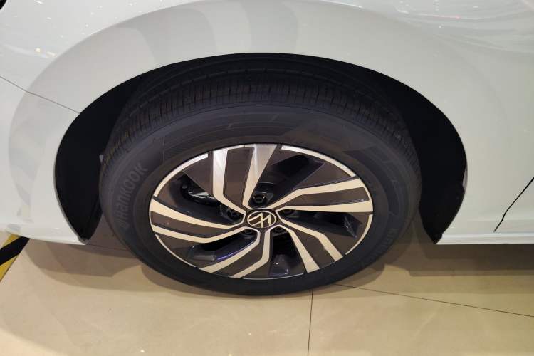 Used Volkswagen Bora 2026 200TSI DSG Yuexing Navigation Edition Left Front Wheel Hub