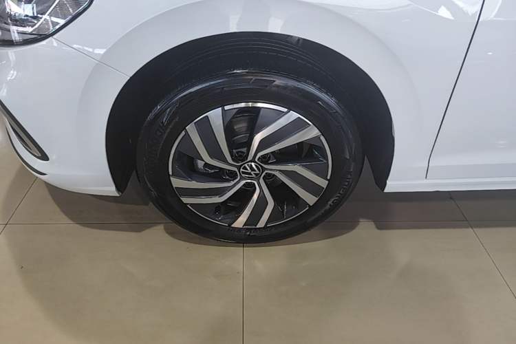 Used Volkswagen Bora 2026 200TSI DSG Yuexing Navigation Edition Left Front Wheel Hub
