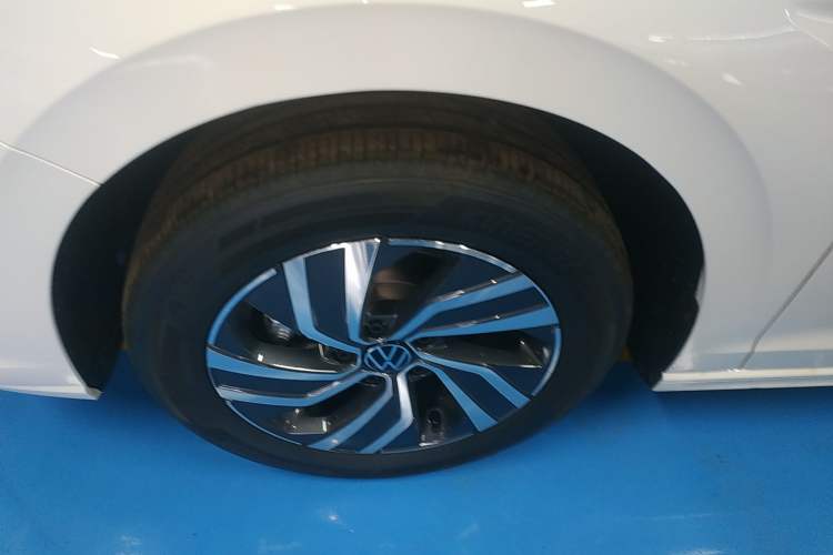 Used Volkswagen Bora 2026 200TSI DSG Yuexing Navigation Edition Left Front Wheel Hub