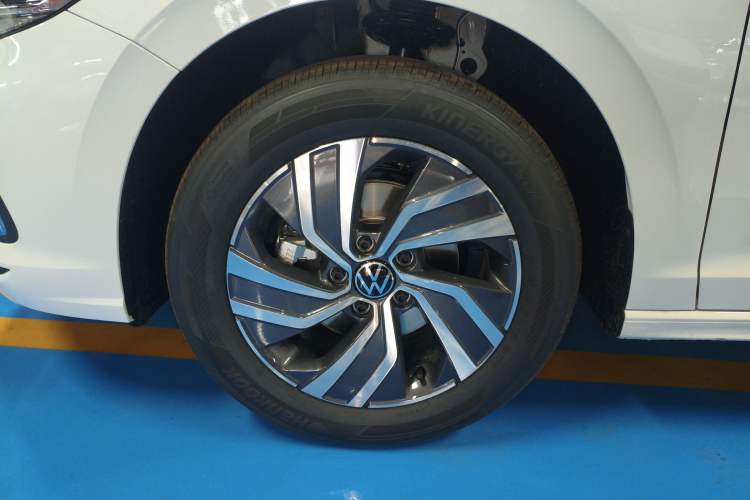 Used Volkswagen Bora 2026 200TSI DSG Yuexing Navigation Edition Left Front Wheel Hub