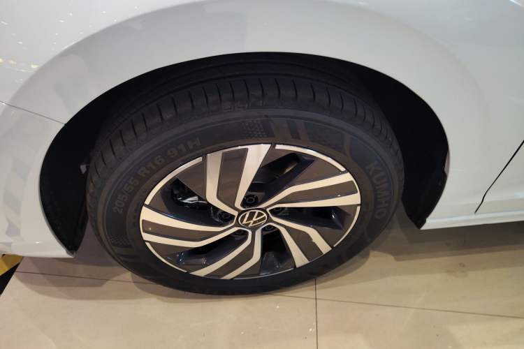 Used Volkswagen Bora 2026 200TSI DSG Yuexing Navigation Edition Left Front Wheel Hub