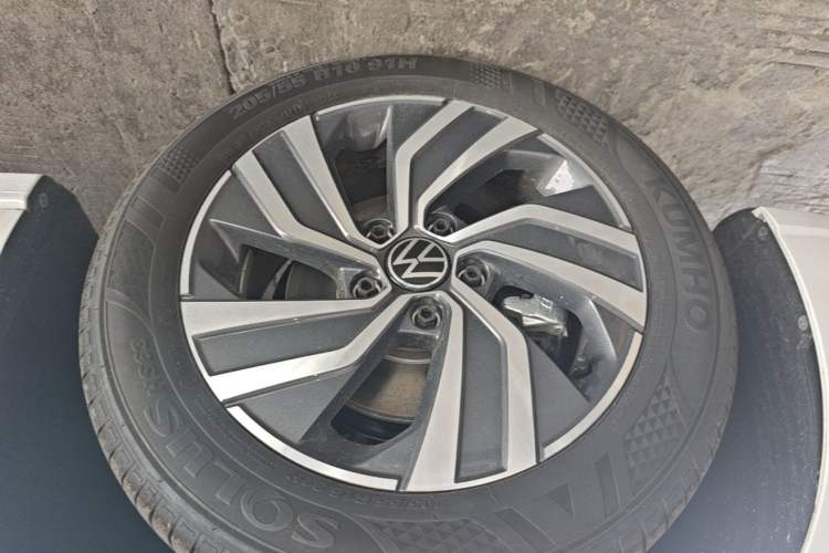 Used Volkswagen Bora 2026 200TSI DSG Yuexing Navigation Edition Left Front Wheel Hub
