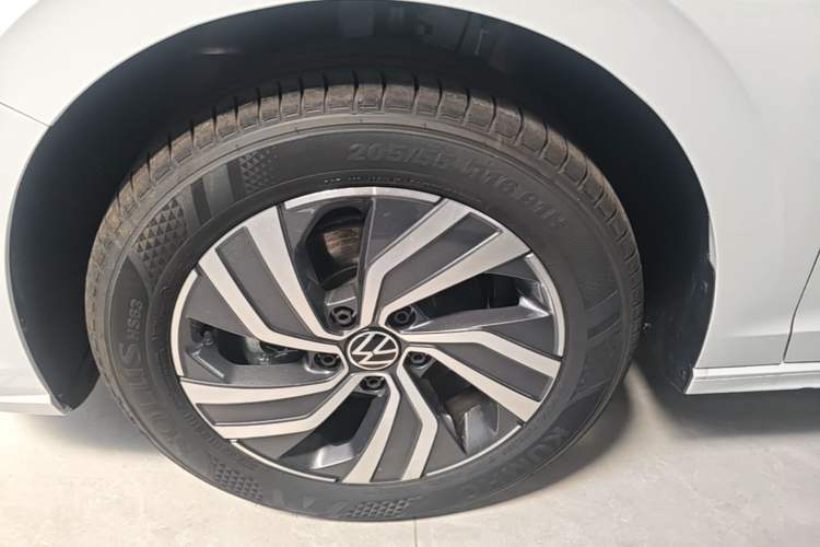 Used Volkswagen Bora 2026 200TSI DSG Yuexing Navigation Edition Left Front Wheel Hub