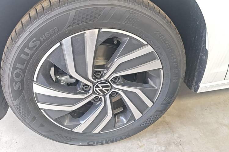 Used Volkswagen Bora 2026 200TSI DSG Yuexing Navigation Edition Left Front Wheel Hub