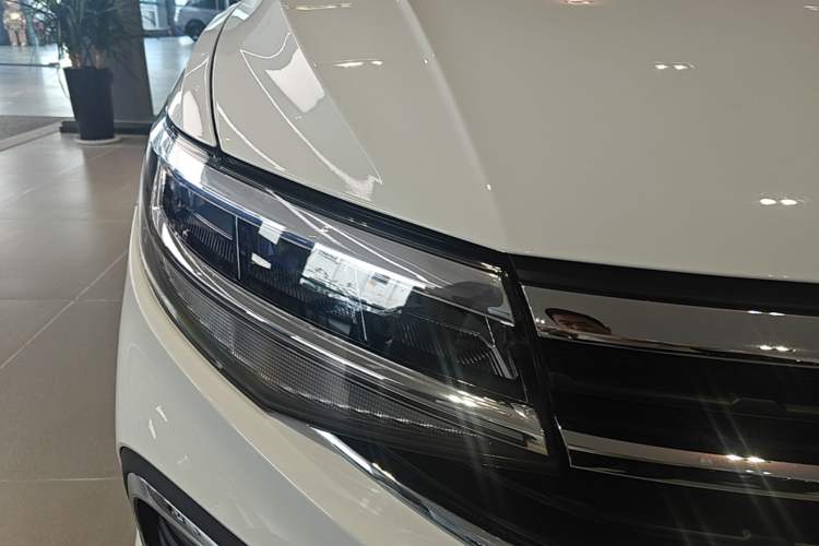 Used Volkswagen Bora 2026 200TSI DSG Yuexing Navigation Edition Right Front Headlight