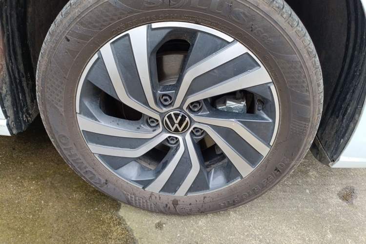 Used Volkswagen Bora 2026 200TSI DSG Yuexing Navigation Edition Right Front Wheel Hub