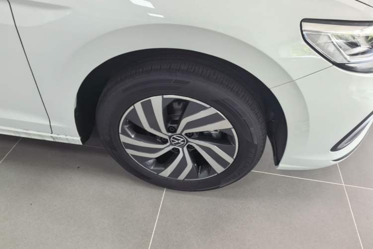 Used Volkswagen Bora 2026 200TSI DSG Yuexing Navigation Edition Right Front Wheel Hub