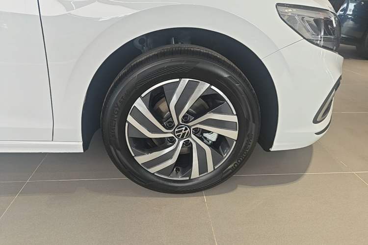 Used Volkswagen Bora 2026 200TSI DSG Yuexing Navigation Edition Right Front Wheel Hub