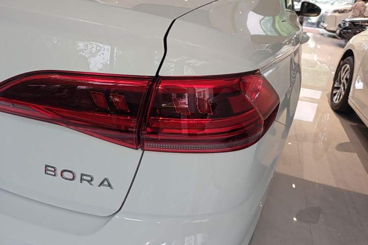 Used Volkswagen Bora 2026 200TSI DSG Yuexing Navigation Edition Right Rear Taillight