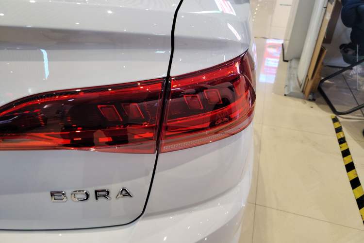 Used Volkswagen Bora 2026 200TSI DSG Yuexing Navigation Edition Right Rear Taillight