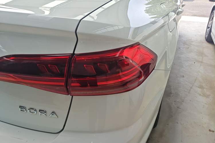 Used Volkswagen Bora 2026 200TSI DSG Yuexing Navigation Edition Right Rear Taillight