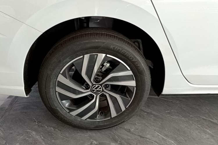 Used Volkswagen Bora 2026 200TSI DSG Yuexing Navigation Edition Right Rear Wheel Hub