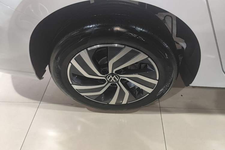 Used Volkswagen Bora 2026 200TSI DSG Yuexing Navigation Edition Right Rear Wheel Hub