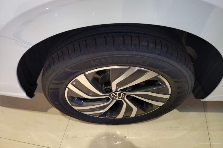 Used Volkswagen Bora 2026 200TSI DSG Yuexing Navigation Edition Right Rear Wheel Hub
