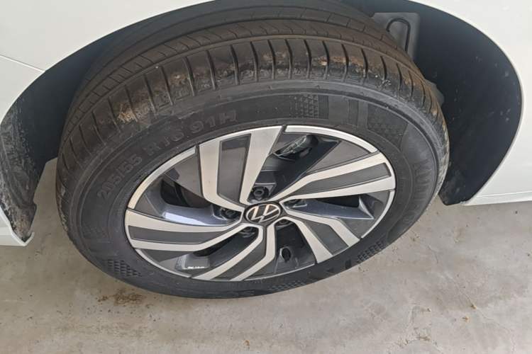 Used Volkswagen Bora 2026 200TSI DSG Yuexing Navigation Edition Right Rear Wheel Hub