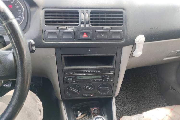 Used Volkswagen Bora Classic 2006 1.6 Manual Fashion TL Audio And AC Panel
