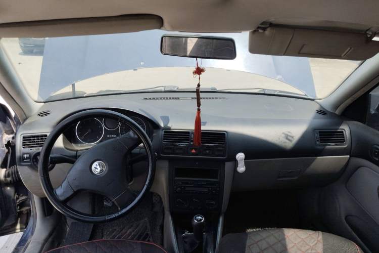Used Volkswagen Bora Classic 2006 1.6 Manual Fashion TL Center Console