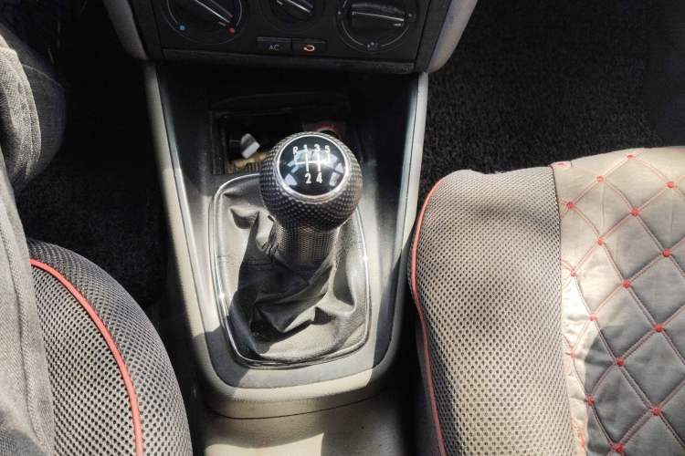 Used Volkswagen Bora Classic 2006 1.6 Manual Fashion TL Gear Lever