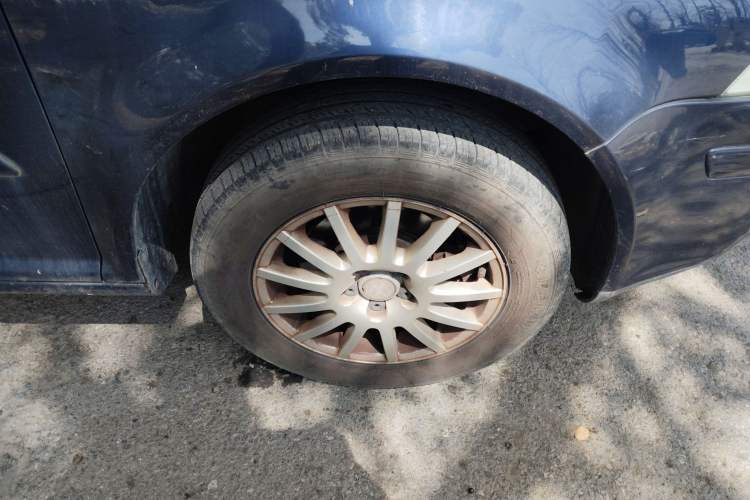 Used Volkswagen Bora Classic 2006 1.6 Manual Fashion TL Right Front Wheel Hub
