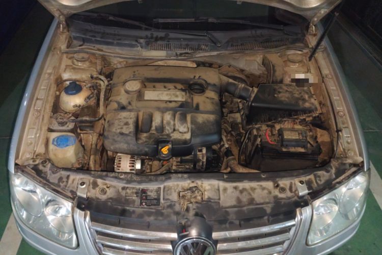 Used Volkswagen Bora Classic 2006 1.6 Automatic Fashion TL Engine Bay