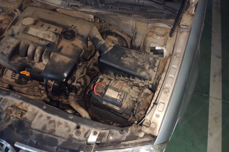 Used Volkswagen Bora Classic 2006 1.6 Automatic Fashion TL Engine Bay Left