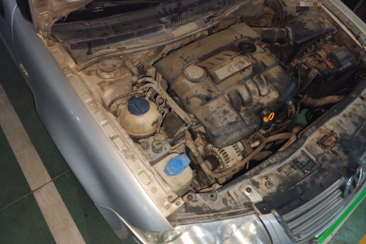 Used Volkswagen Bora Classic 2006 1.6 Automatic Fashion TL Engine Bay Right