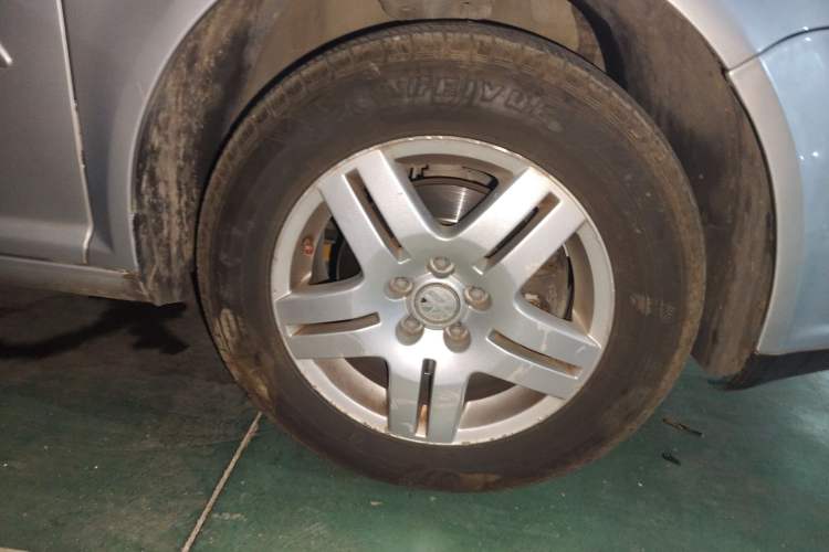 Used Volkswagen Bora Classic 2006 1.6 Automatic Fashion TL Right Front Wheel Hub