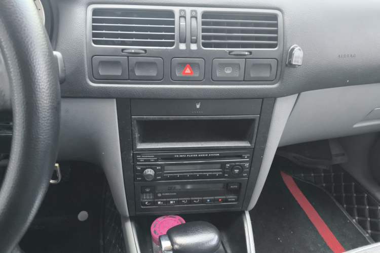 Used Volkswagen Bora Classic 2006 1.6 Automatic Luxury HL Audio And AC Panel