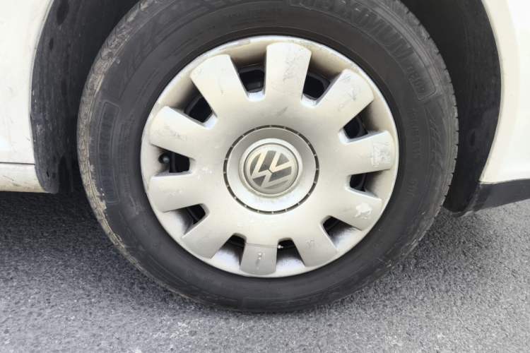 Used Volkswagen Bora Classic 2006 1.6 Automatic Luxury HL Right Front Wheel Hub