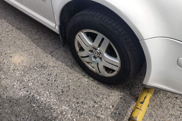 Used Volkswagen Bora Classic 2006 1.6 Automatic Luxury HL Right Front Wheel Hub
