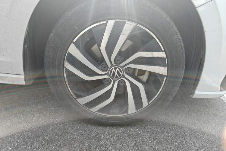Used Volkswagen Bora Pure Electric 2021 Shang Model Right Front Wheel Hub