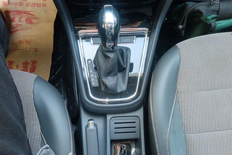 Used Volkswagen C-TREK 2017 1.6L Automatic Comfort Model Gear Lever